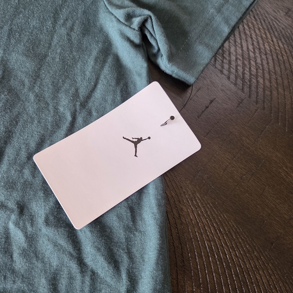 Air Jordan Big Kids' Dots Graphic T-Shirt Oxidizes Green 95D254-E18 Medium New - Picture 4 of 9
